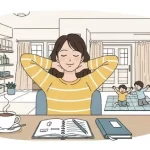 1-mulher-feliz-com-os-brancos-na-nuca-descansando-aliviada-as-criancas-brincando-ao-lado.-na-mesa-uma-xicara-de-cha-e-uma-agenda