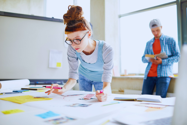 estudante organizado o trabalho escolar
