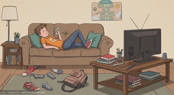 garoto-deitado-no-sofá-vendo-tv-mexendo-no-celular-várias-coisas-espalhadas-pelo-chão