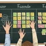 pessoas-colando-post-it-em-um-quadro-azul